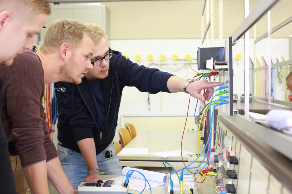 Studierende der Ostfalia Hochschule arbeiten in einem Labor. Am Campus Wolfenbüttel kann man unter anderem Energie- und Gebäudetechnik studieren.