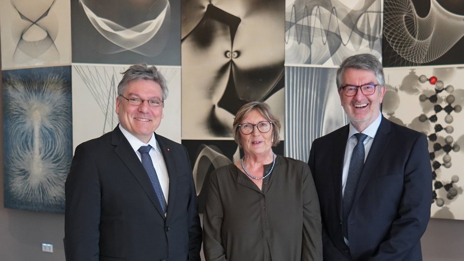 Pressefoto 1 (Nadine Zimmer/Ostfalia): (v.l.n.r.) Prof. Dr. Joachim Schachtner, Staatssekretär für Wissenschaft und Kultur, Prof. Dr. Rosemarie Karger, die nach elf Jahren als Ostfalia-Präsidentin in den Ruhestand tritt sowie Volker Küch, hauptamtlicher Vizepräsident für Personal und Finanzen.