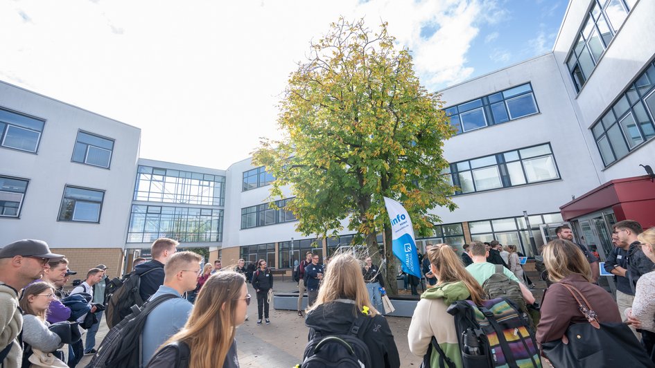 Press photo (Roman Brodel/Ostfalia): The onboarding programme for new students also included tours of the campus grounds.