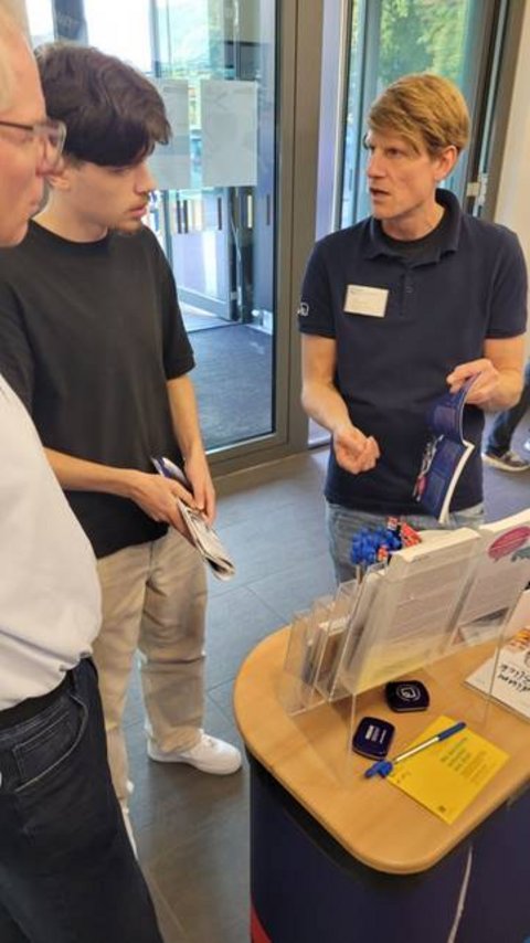 Teilnehmende bei der Recruiting Night 2024 in Wolfenbüttel. Die Ostfalia Hochschule für angewandte Wissenschaften bietet zahlreiche Studiengänge im Praxisverbund an.