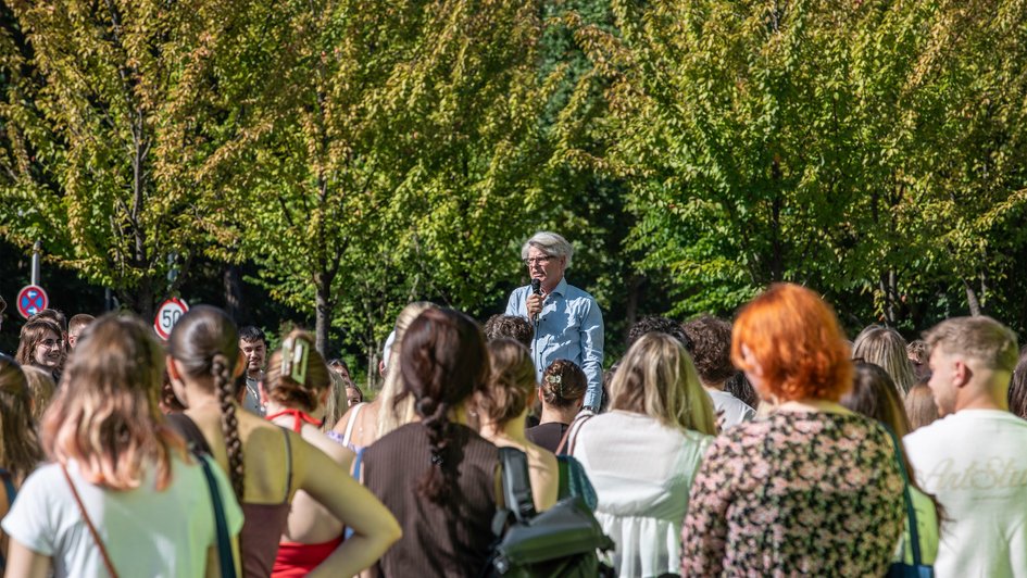 Pressefoto (Florian Stark/Ostfalia): Prof. Dr. Harald Rau, Dekan der Fakultät Verkehr, Sport, Tourismus, Medien, sprach auch bei der Welcome Week am Campus Salzgitter.