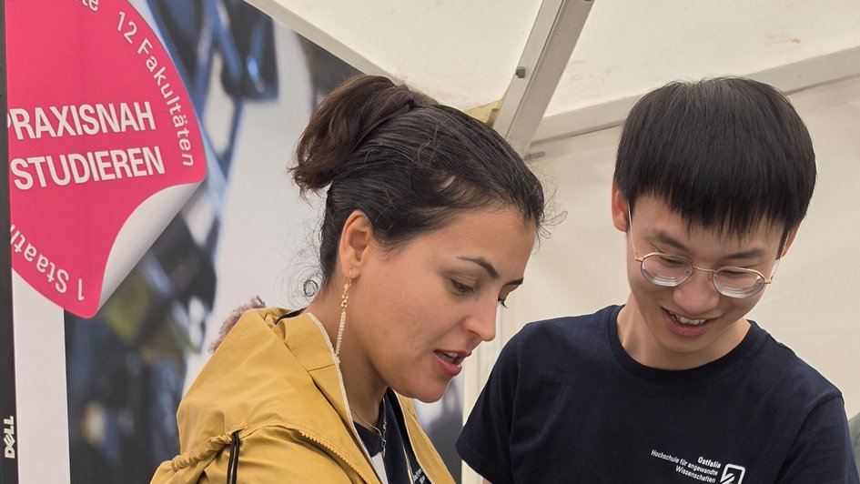 Präsentierten das SmartHome-Forensics-Projekt der Ostfalia: Samira Nazemi und Shouqiang Yang.