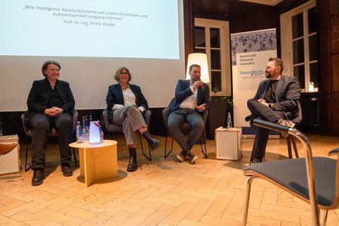 Dr. Jonas Schwartze hält das Mikrofon während der Podiumsdiskussion und beantwortet eine Frage aus dem Publikum. (öffnet Vergrößerung des Bildes)