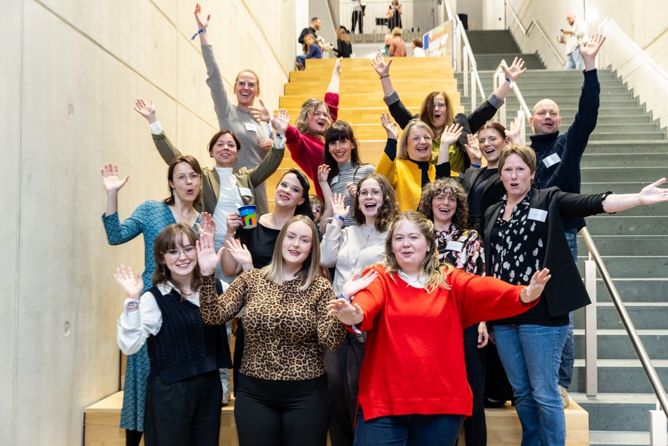 Die Absolvent:innen, Dozent:innen und Mitarbeitenden im Studiengang Kindheitspädagogik und Gesundheit jubeln