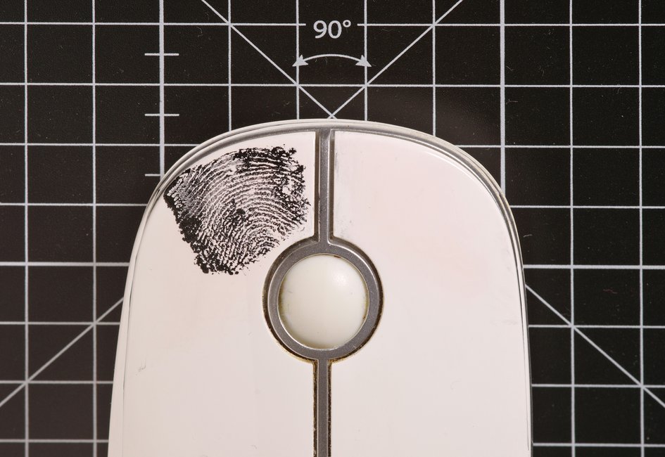 Eine Computermaus mit Fingerabdrücken als Illustration zum Forschungsprojekt SmartHome Forensics