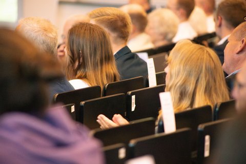 Nahaufnahme der Absolventenfeier in der Aula der Ostfalia Hochschule (öffnet Vergrößerung des Bildes)