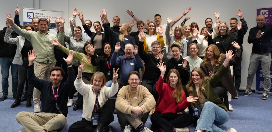 Pressefoto (Archiv Ostfalia): Ein Gruppenfoto der Teilnehmenden des vergangenen Startup Lunchs der Ostfalia Hochschule. 