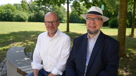 Prof. Dr. Heinz-Dieter Quack (links) und Prof. Dr. Markus Spiwoks sprechen im Podcast „Einfach Forschung“ über Aktienprognosen, Börsenkurse und die Grenzen von Vorhersagemodellen.