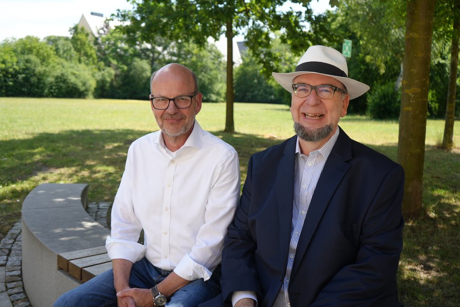 Prof. Dr. Heinz-Dieter Quack (links) und Prof. Dr. Markus Spiwoks sprechen im Podcast „Einfach Forschung“ über Aktienprognosen, Börsenkurse und die Grenzen von Vorhersagemodellen.