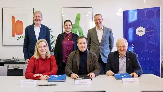 Der Arbeitgeberverband Region Braunschweig, die Ostfalia Hochschule und die Technische Universität Braunschweig kooperieren bei der Jobbörse Stellenticket. Das Foto zeigt Ostfalia-Präsidentin Prof. Julia Siegmüller, AGV-Geschäftsführer Lars Alt und TU-Vizepräsident Prof. Arno Kwade (sitzend von links) sowie Thomas Hoffmann (Career Service Ostfalia), Dominique Moré-Jones (AGV) und Knud Ahlborn (Career & Alumni TU Braunschweig).