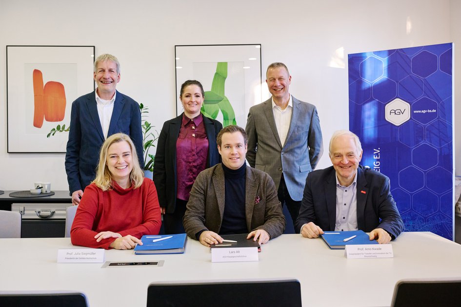 Der Arbeitgeberverband Region Braunschweig, die Ostfalia Hochschule und die Technische Universität Braunschweig kooperieren bei der Jobbörse Stellenticket. Das Foto zeigt Ostfalia-Präsidentin Prof. Julia Siegmüller, AGV-Geschäftsführer Lars Alt und TU-Vizepräsident Prof. Arno Kwade (sitzend von links) sowie Thomas Hoffmann (Career Service Ostfalia), Dominique Moré-Jones (AGV) und Knud Ahlborn (Career & Alumni TU Braunschweig).