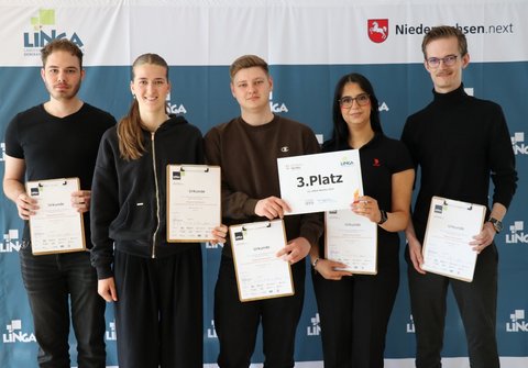Fünfe Studierende der Fakultät Soziale Arbeit am Standort Wolfenbüttel zeigen stolz ihre Urkunden für die Belegung des dritten Platzes. (öffnet Vergrößerung des Bildes)