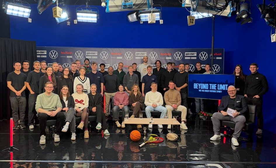 Projektgruppe, Moderator und Referierende im TV-Studio 