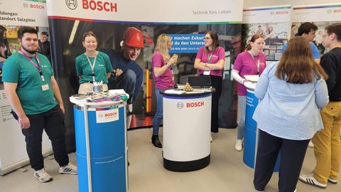 Teilnehmende bei der Recruiting Night 2024 in Wolfenbüttel. Die Ostfalia Hochschule für angewandte Wissenschaften bietet zahlreiche Studiengänge im Praxisverbund an.