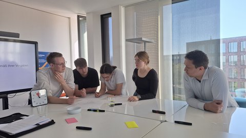 Studierende beim Planspiel (öffnet Vergrößerung des Bildes)