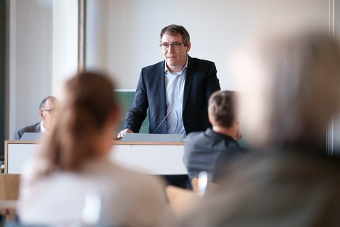 Prof. Dr. Udo Triltsch, Dekan der Fakultät Maschinenbau, beim Auftakt der MINT-Offensive mit der Stiftung Kinder forschen an der Ostfalia Hochschule in Wolfenbüttel. (öffnet Vergrößerung des Bildes)