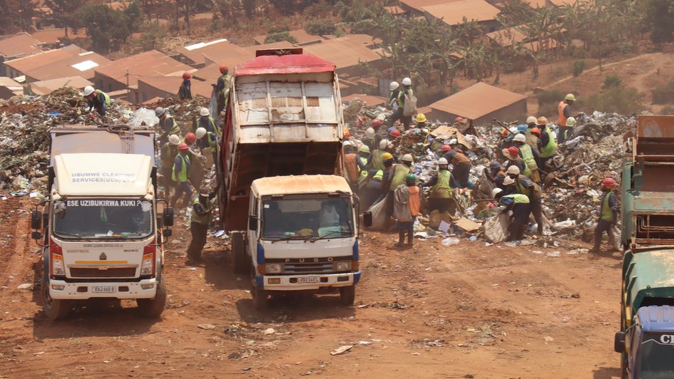 Dutzende Arbeiter auf einer Mülldeponie in Kigali. Die Mülldeponie ist oben auf einem Hügel angesiedelt. Foto: Klaus Röttcher/Ostfalia