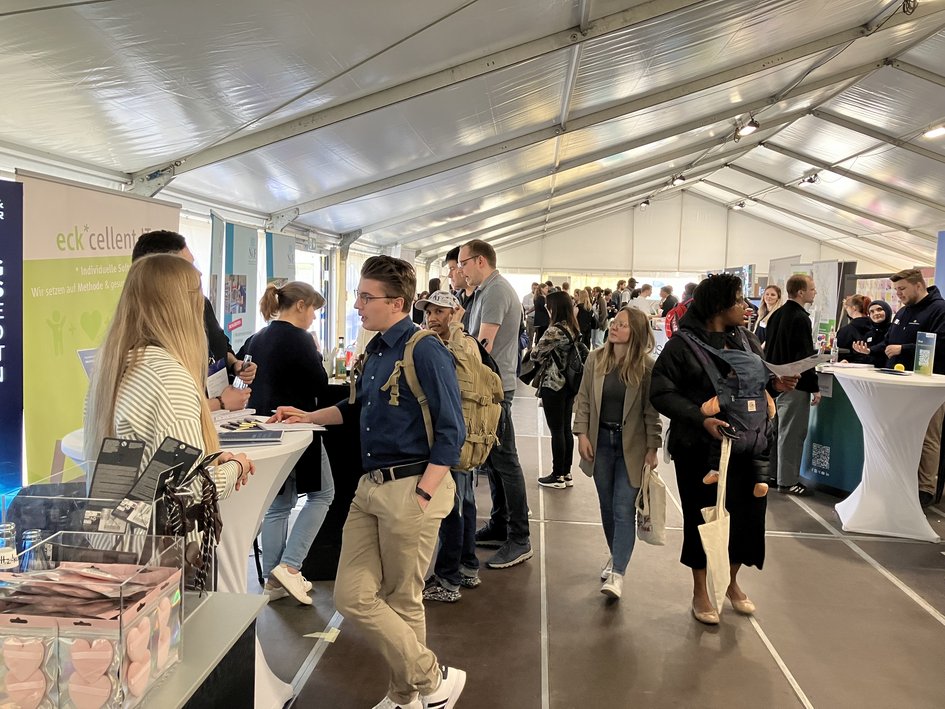 Pressefoto (Britta Radkowsky/Ostfalia): Großes Interesse bei Studierenden und Unternehmen: Wie in jedem Jahr war auch 2026 auf der Expect! im Messezelt am Campus-Standort Am Exer viel los.