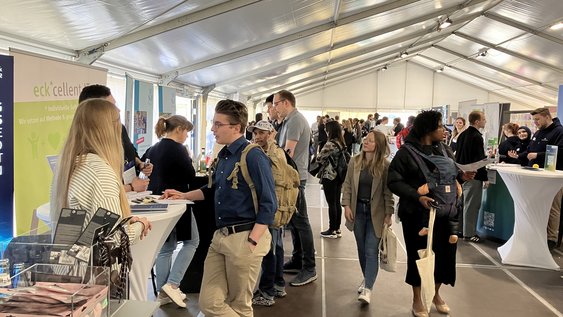 Pressefoto (Britta Radkowsky/Ostfalia): Großes Interesse bei Studierenden und Unternehmen: Wie in jedem Jahr war auch 2026 auf der Expect! im Messezelt am Campus-Standort Am Exer viel los.
