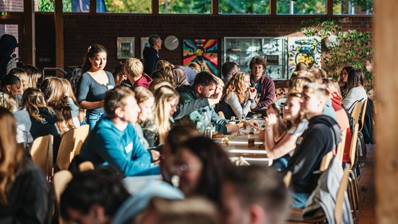 Pressefoto (Leon Tonhäuser/Ostfalia): Beim gemeinsamen Frühstück in der Mensa konnten die neuen Studierenden erste Kontakte knüpfen.