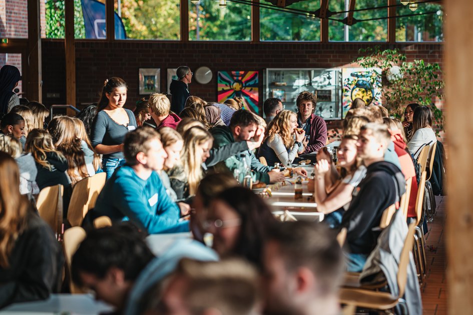 Pressefoto (Leon Tonhäuser/Ostfalia): Beim gemeinsamen Frühstück in der Mensa konnten die neuen Studierenden erste Kontakte knüpfen.