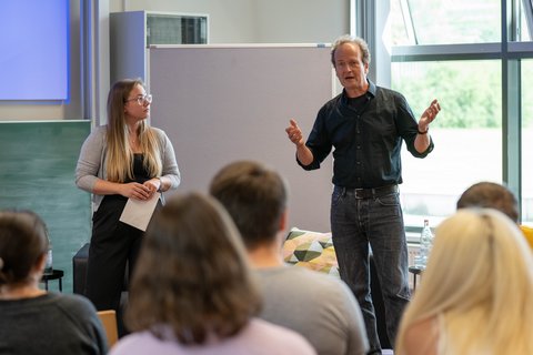 Melissa Rimpel und Dr. Dietmar Rost eröffnen gemeinsam die Veranstaltung (öffnet Vergrößerung des Bildes)