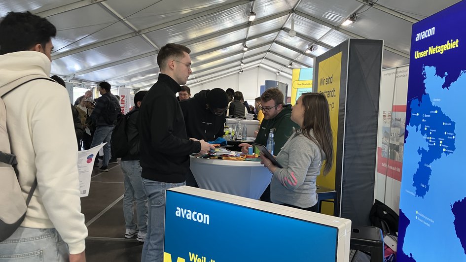 Studierende auf der Expect im Gespräch