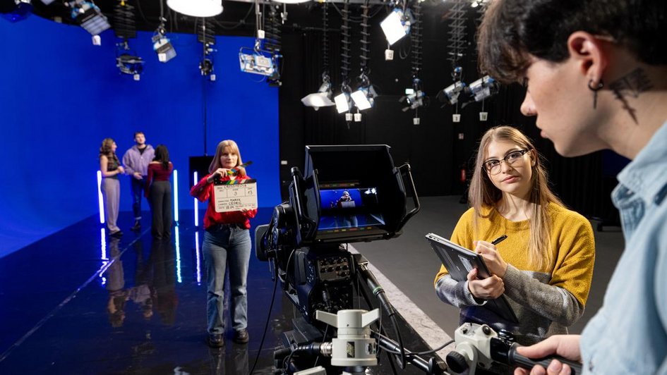 Studentisches Filmteam bei Aufnahmen im Mediengebäude der Ostfalia am Campus Salzgitter.