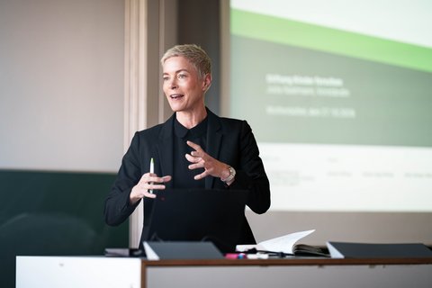 Stiftungsvorsitzende Julia Saalmann beim Auftakt der MINT-Offensive mit der Stiftung Kinder forschen an der Ostfalia Hochschule in Wolfenbüttel. (öffnet Vergrößerung des Bildes)