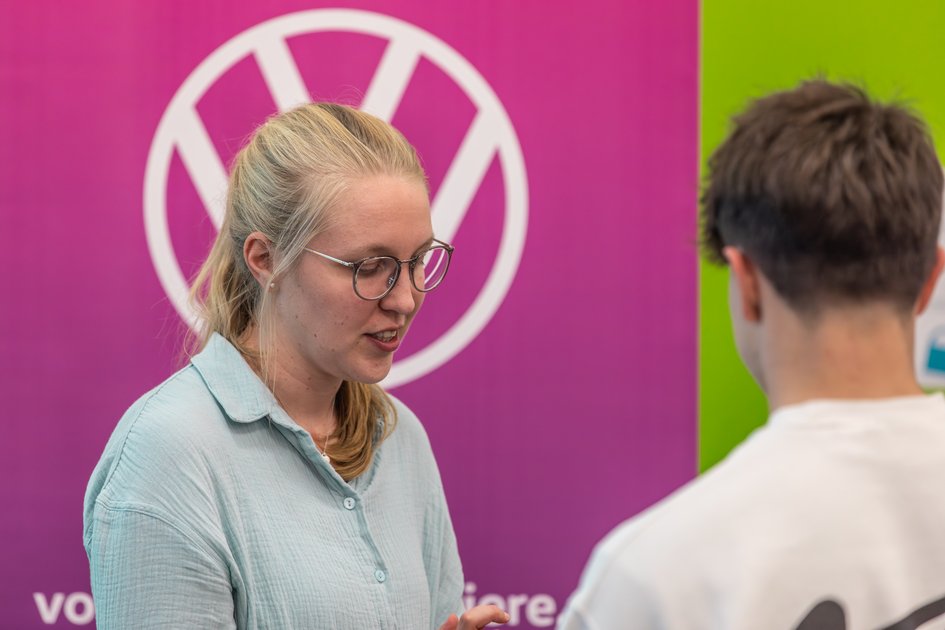Ein Studieninteressierter spricht an der Ostfaia Hochschule mit einer Vertreterin von Volkswagen.