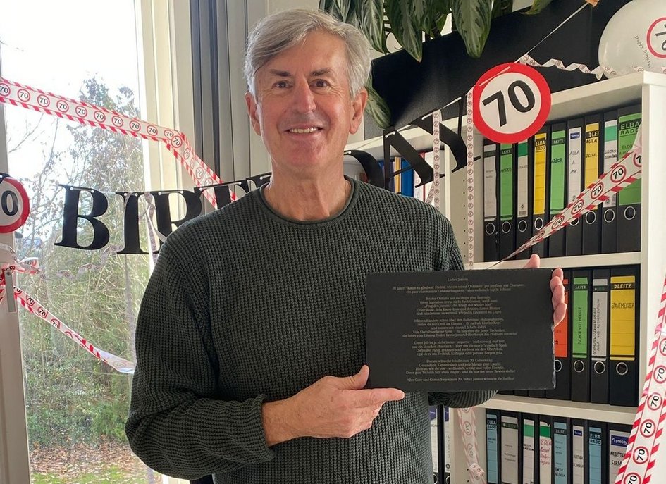 Janusz Tomaszewski an seinem geschmückten Arbeitsplatz zum 70. Geburtstag.