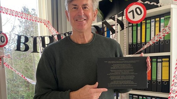 Janusz Tomaszewski an seinem geschmückten Arbeitsplatz zum 70. Geburtstag.