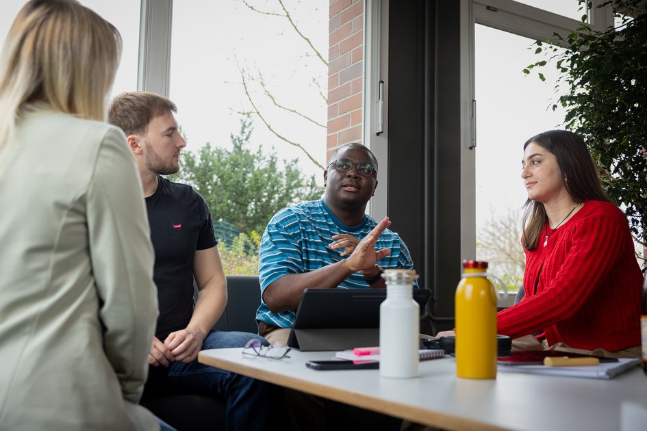 Studierende der Ostfalia Hochschule am Campus Suderburg. Dort kann man unter anderem Tourismusmanagement studieren.