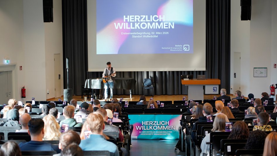 Rahmenprogramm auf der Bühne: Ostfalia-Absolvent und Berufsmusiker Robin Kap spielt bei der Erstsemesterbegrüßung im Audimax am Campus Wolfenbüttel.