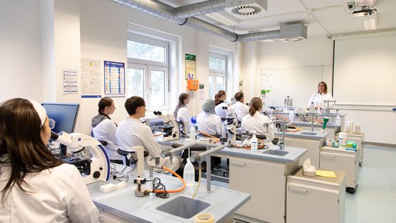 Schüler und Schülerinnen im Labor der Fakultät Versorgungstechnik