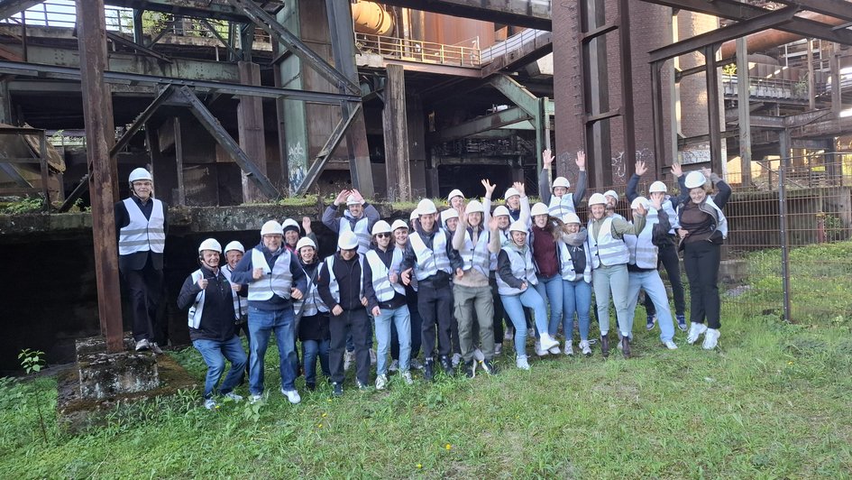Gruppenbild von Studierenden der Fakultät Versorgungstechnik bei der Wilo SE.