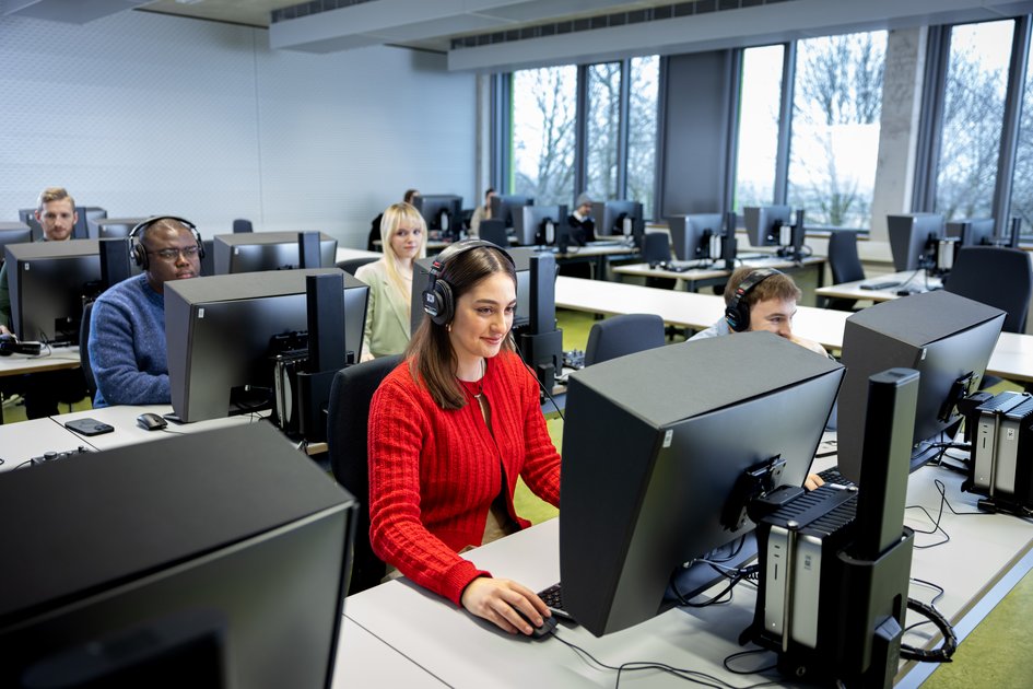 Studierende der Ostfalia Hochschule am Campus Salzgitter.