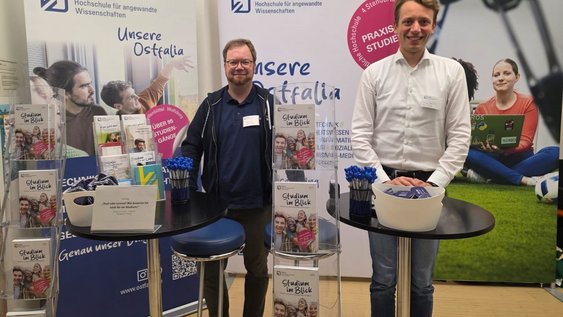 Messestand der Zentralen Studienberatung mit zwei Beratern