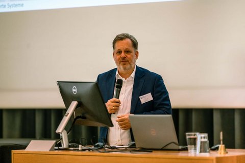 Nahaufnahme in der Aula von Herrn Prof. Dr.-Ing. Jens Wagner. (öffnet Vergrößerung des Bildes)
