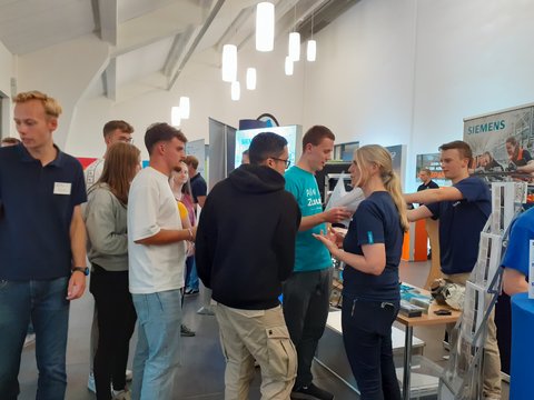 Teilnehmende bei der Recruiting Night 2024 in Wolfenbüttel. Die Ostfalia Hochschule für angewandte Wissenschaften bietet zahlreiche Studiengänge im Praxisverbund an.