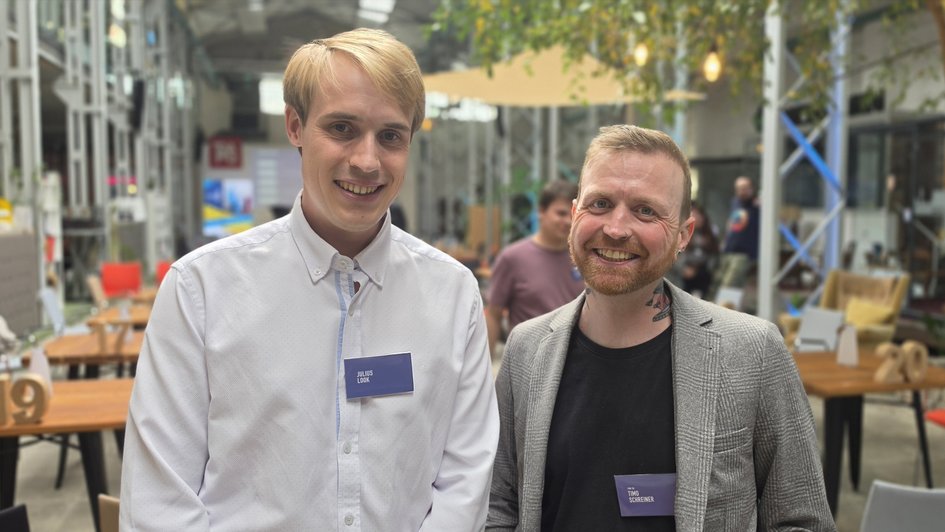 Die Ostfalia-Wissenschaftler Julius Look und Timo Schreiner stehen nebeneinander beim Salon der Wissenschaft.