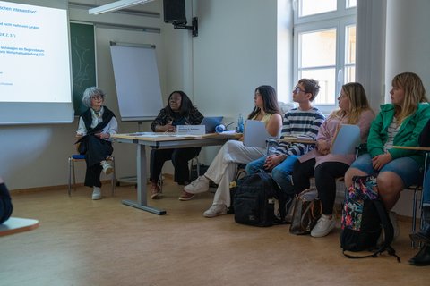 Dr Camelia Müller and Dr des. Sandrine Bakoben moderate their workshop "Case or child". (opens enlarged image)