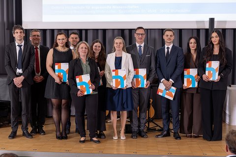 Gruppenbild der anwesenden Absolventinnen und Absolventen des Master-Studiengangs International Law and Business auf der Bühne. (öffnet Vergrößerung des Bildes)
