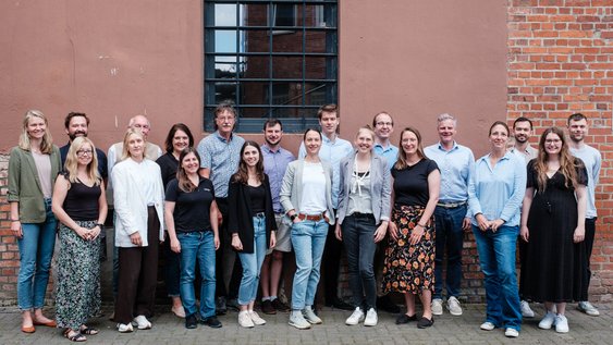 Gruppenbild der target GmbH vor dem Firmengebäude.