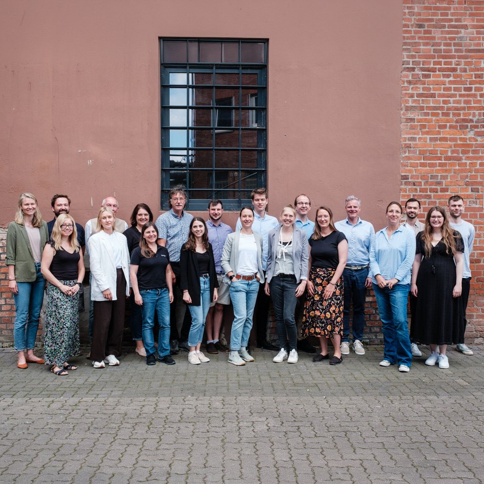Gruppenbild der target GmbH vor dem Firmengebäude.