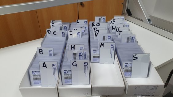 Ostfalia-Cards liegen im Rechenzentrum der Ostfalia Hochschule zur Abholung durch die Erstsemester-Studierenden bereit.