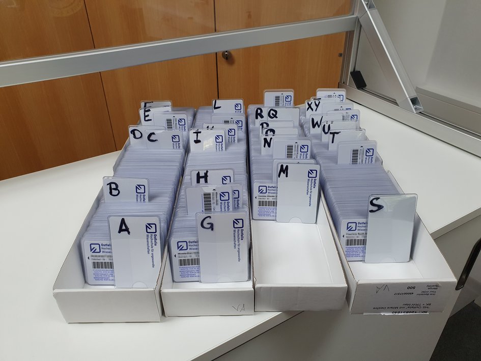 Ostfalia-Cards liegen im Rechenzentrum der Ostfalia Hochschule zur Abholung durch die Erstsemester-Studierenden bereit.