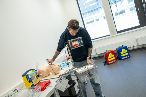 ein Mitarbeiter der Fakultät G im SkillsLAb