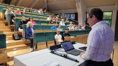 Teilnehmende bei der Recruiting Night 2024 in Wolfenbüttel. Die Ostfalia Hochschule für angewandte Wissenschaften bietet zahlreiche Studiengänge im Praxisverbund an.
