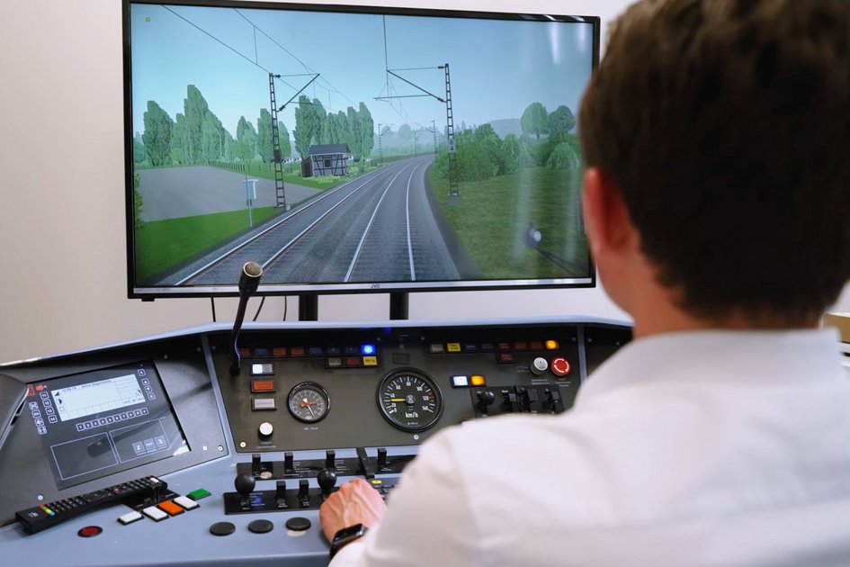 Ein Student der Ostfalia Hochschule im Bahnsimulator. Am Campus Salzgitter kann man Smart Transportation Systems studieren.